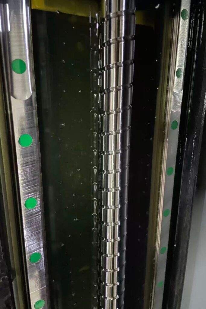 Continuous and stable lubrication of ball screw